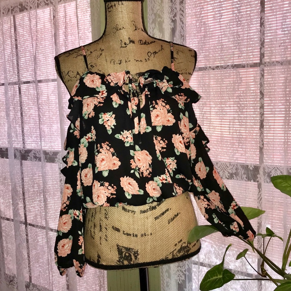 Chic cold shoulder top 🌺